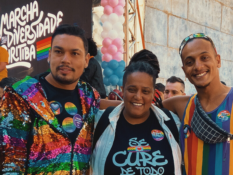 Giorgia Prates com participantes de um evento LGBTQIA+
