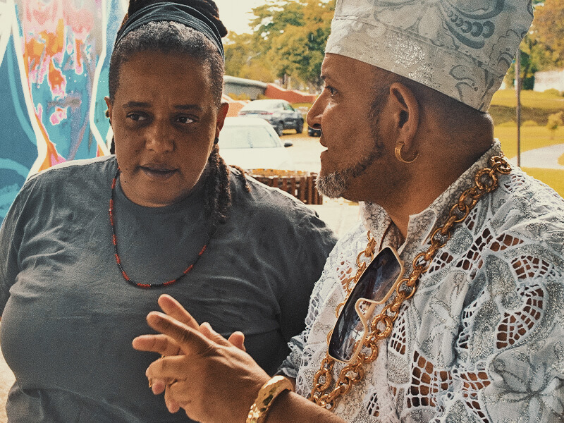 Giorgia Prates conversando com um homem de vestimentas brancas